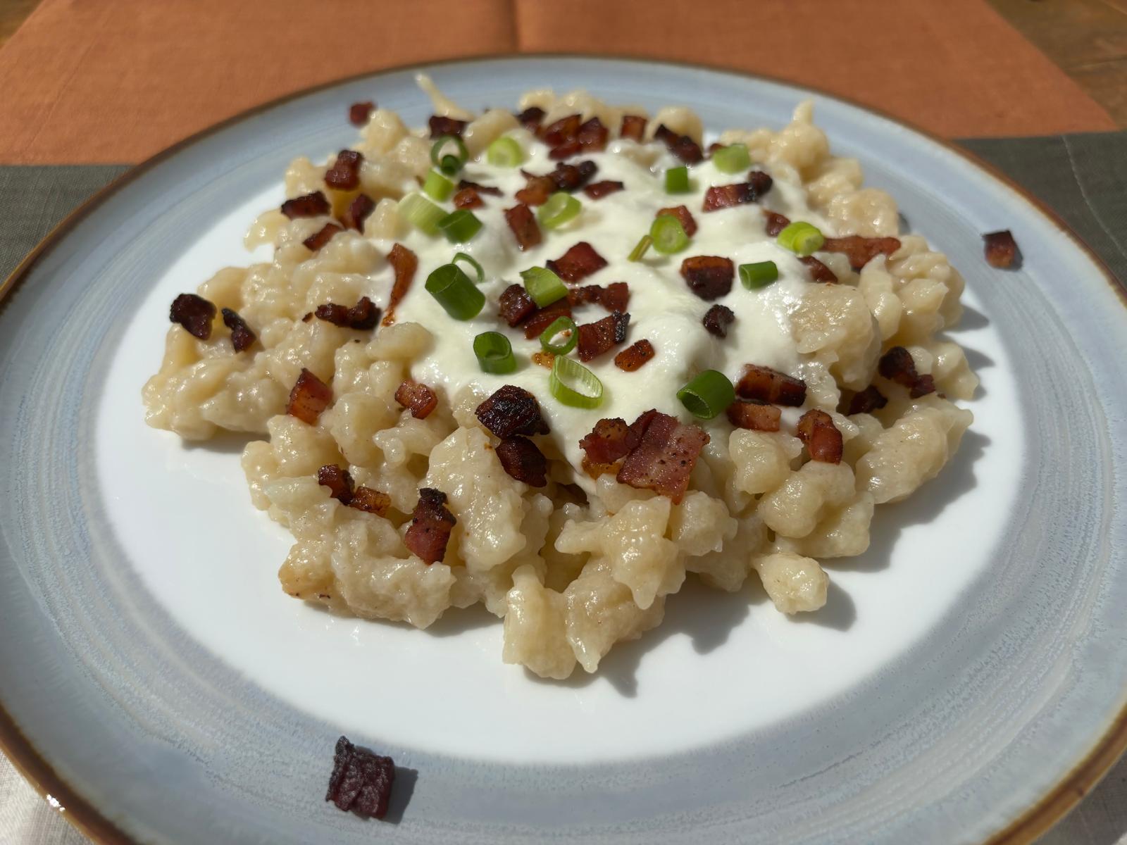 Bryndzové halušky so slaninkou – tradičný slovenský recept