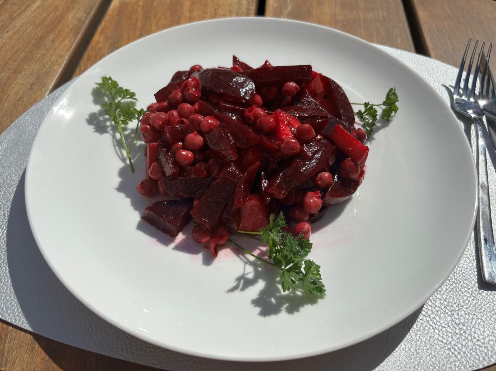 Beetroot salad with apple and chickpeas