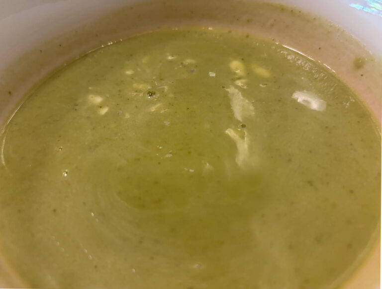 Broccoli soup with blue cheese and crumbled Niva