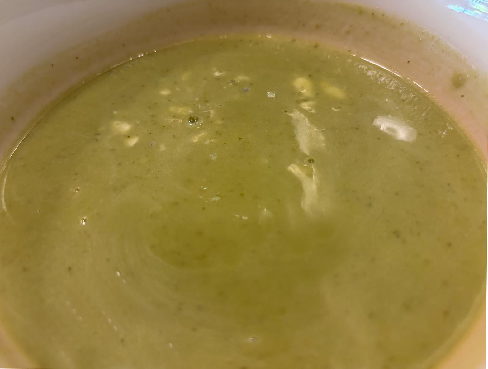 Broccoli soup with blue cheese and crumbled Niva