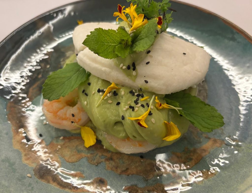 Bao s krevetami, avokádom, wasabi, mätou a sezamom v Medzi Múrmi