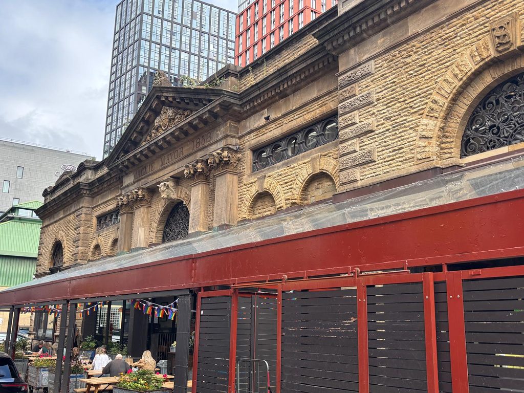 Historická budova Mackie Mayor v centre Manchestru