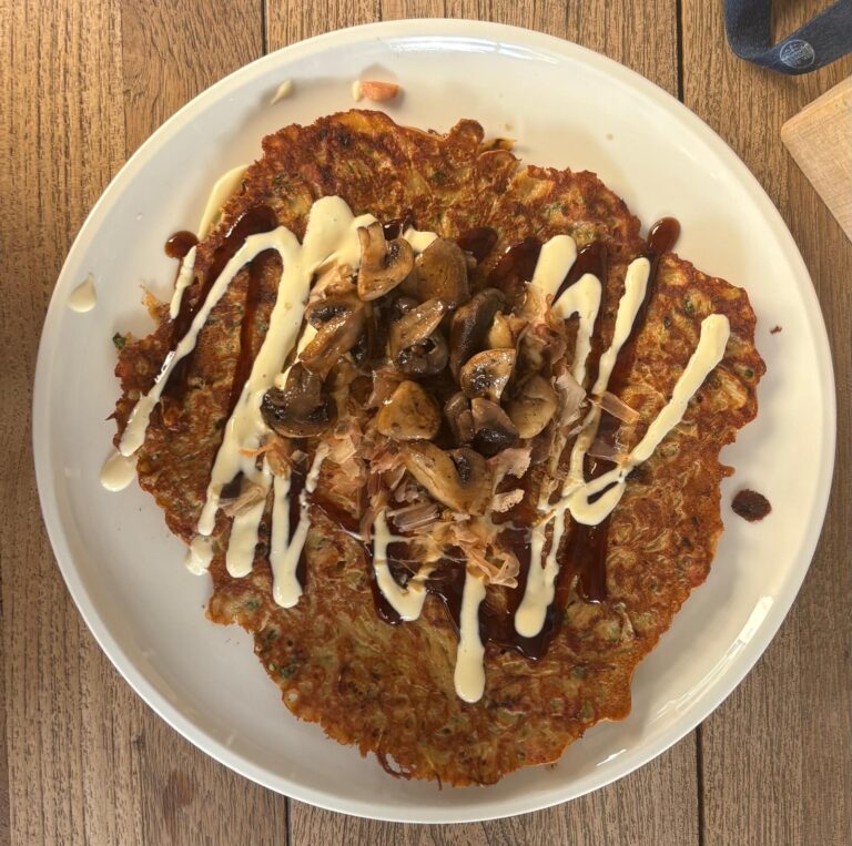 Okonomiyaki – japonská kapustová placka so slaninou a grilovanými šampiňónmi