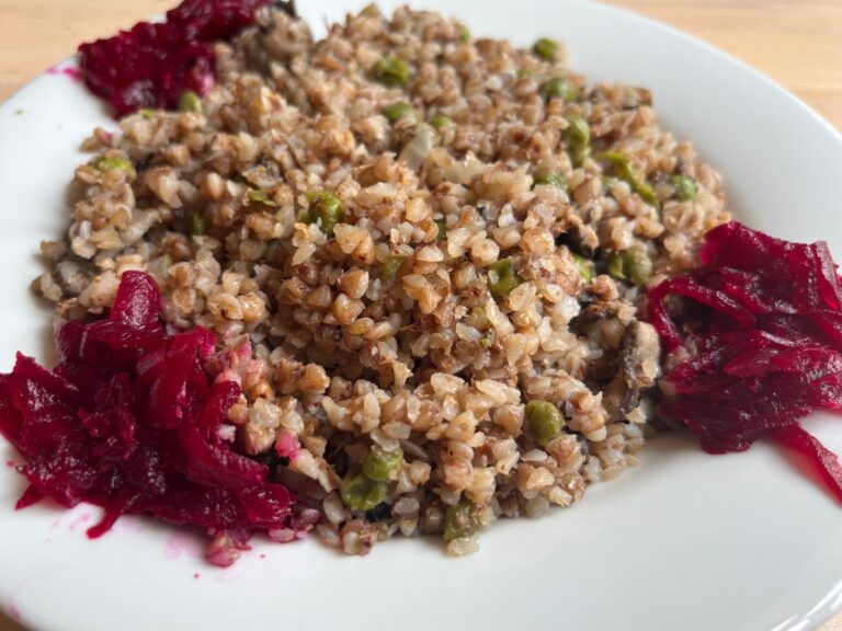 Buckwheat shoulet with mushrooms, leeks, green peas and beetroot